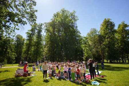 Predstava za otroke, Kovčekteta na obisku (3)